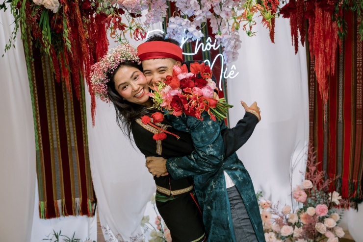 H'Hen Niê cho biết cô đăng ảnh lên mạng xã hội để lưu giữ khoảnh khắc ngày chung đôi của cô và Tuấn Khôi. Hoa hậu gửi lời cảm ơn người thân, bạn bè không ngại đường xa đến chúc mừng hai người.