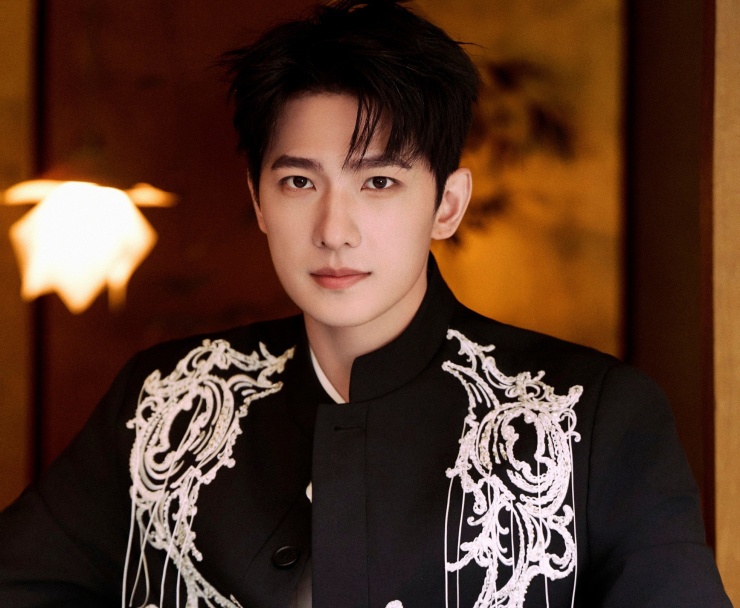 Dương Dương quá đào hoa, đóng phim với ai hẹn hò cùng người đó. Tuy nhiên, anh không thừa nhận tình cảm khiến đối phương bị chỉ trích khắp MXH.