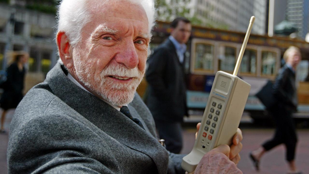 Tại sao một cuộc điện thoại được thực hiện trên vỉa hè cách đây hơn 50 năm lại có thể thay đổi cuộc sống của toàn bộ nhân loại?- Ảnh 2.