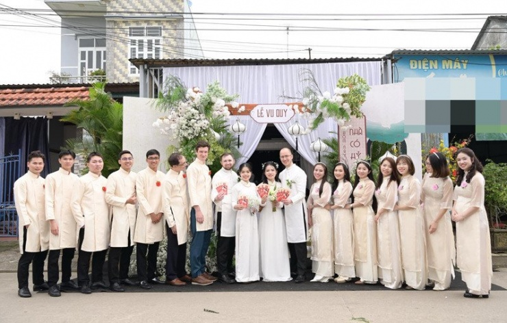 Hai chị em tổ chức đám cưới cùng ngày