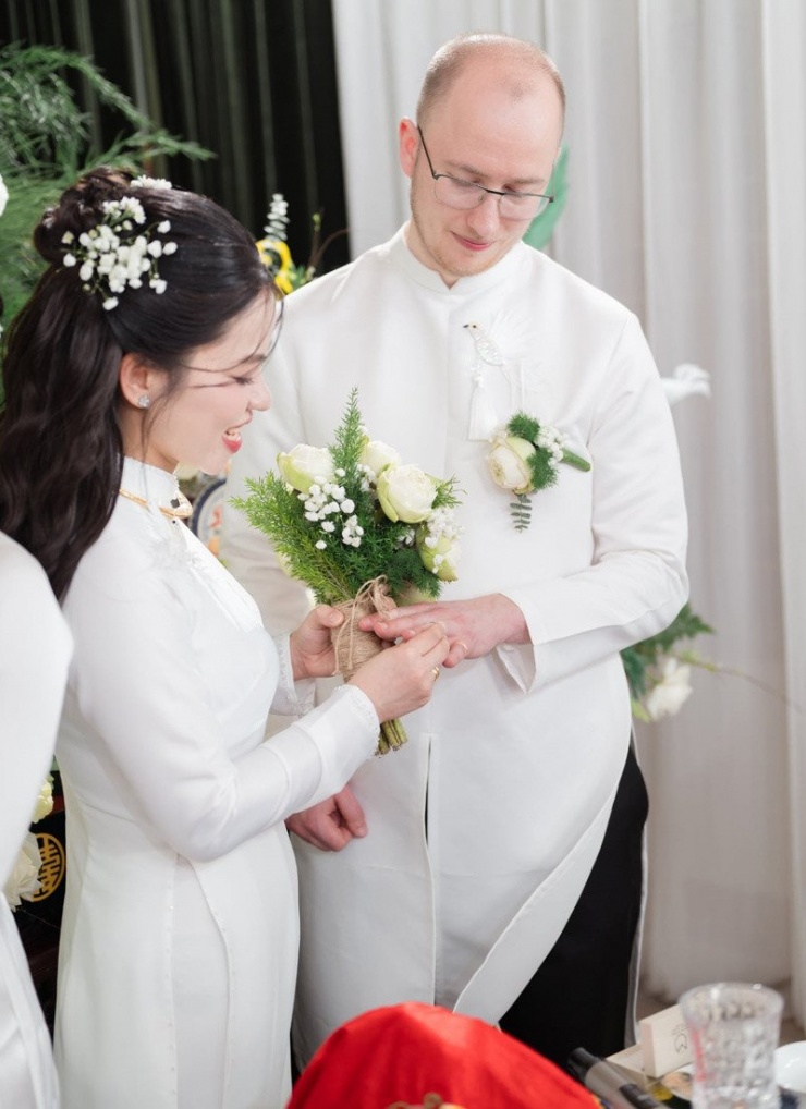 Đám cưới được tổ chức theo nghi thức truyền thống 