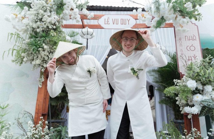 Hai chàng rể hân hoan đi đón vợ 