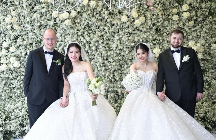 Hai cô dâu rạng rỡ trong ngày vui