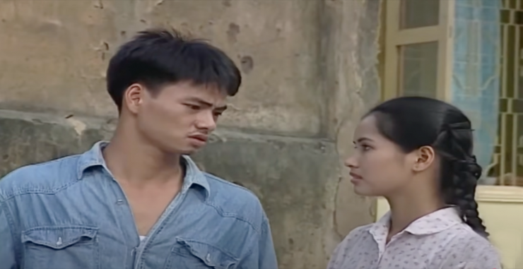 Tác phẩm chuyển thể từ tiểu thuyết của nhà văn Lê Lựu, Lê Đức Tiến đạo diễn, nói về một gia đình tư sản cũ ở Hải Phòng những năm 1950. 10 tập phim khắc họa cuộc đời lớp người sinh ra và lớn lên trong giai đoạn đất nước còn chiến tranh cho đến những năm bao cấp. Đó là thời kỳ nhiều biến động, với những tàn dư của nếp sống phong kiến.