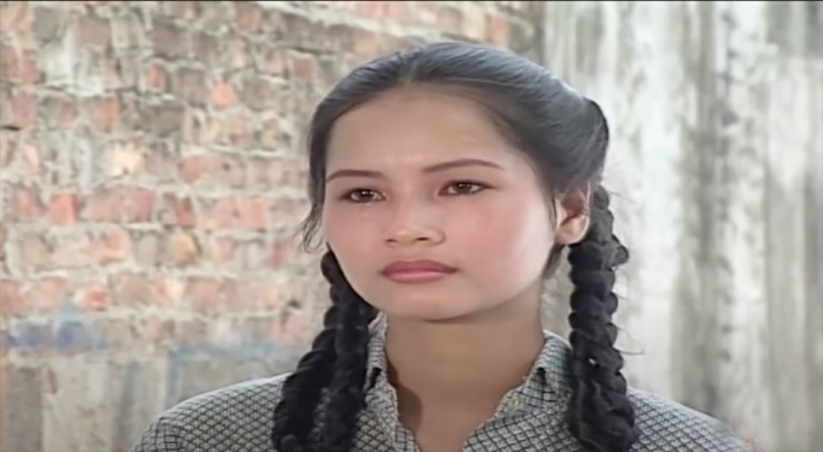 Người đóng Biển - em gái Núi - là diễn viên Minh Nguyệt. Nhân vật hiền lành, thương anh. Sau khi gia đình tan tác, cô về ở với bố đẻ, cố gắng học tập và trở thành giáo viên. Biển lấy chồng cùng nghề, cuộc sống ổn định. Bố đổ bệnh, cô lại là người chăm lo ông.