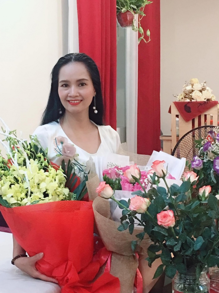 Minh Nguyệt sinh năm 1976, tốt nghiệp trường Trung cấp văn hóa nghệ thuật Hải Phòng, nổi tiếng với nhiều vai bi trên sân khấu. Sau Sóng ở đáy sông, cô đóng nhiều phim như Những đứa con vùng đồi, Nếp nhà, Bí mật tam giác vàng, Khép mắt chờ ngày mai. Cô công tác ở Nhà hát Kịch Việt Nam, nhiều năm là đồng nghiệp của nghệ sĩ Xuân Bắc. Diễn viên từng kết hôn nhưng sau đó chia tay, làm mẹ đơn thân.