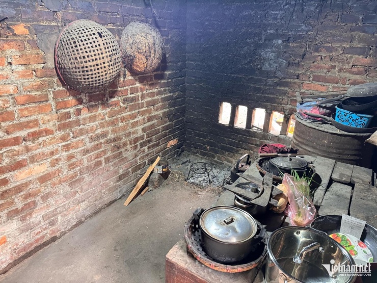 1743666503-w-quoc-oai-42107-width1920height1440 Gian bếp đơn sơ được hai mẹ con Phúc sắp xếp gọn gàng. Ảnh: Hoàng Thanh