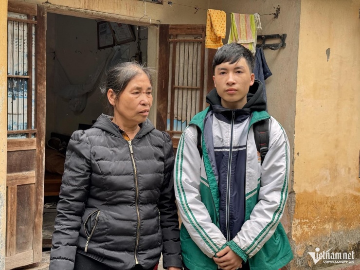 1743666503-w-quoc-oai2-42106-width1920height1440 Hai mẹ con Phúc bên ngoài căn nhà tuềnh toàng tại tổ dân phố Đình Tổ (thị trấn Quốc Oai, huyện Quốc Oai, Hà Nội). Ảnh: Hoàng Thanh