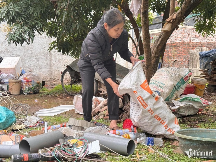 1743666504-w-quoc-oai3-42108-width1920height1440 Mẹ Phúc dù bệnh tật nhưng luôn cố gắng mỗi ngày vì con trai. Ảnh Hoàng Thanh