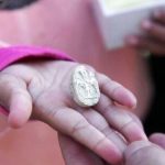 Bé gái leo núi nhặt được viên đá nhỏ, khai quật "bí mật" từ 3800 năm trước 1743900035 141 thumbnail width740height495 anh cat 3 2 auto cropjpg