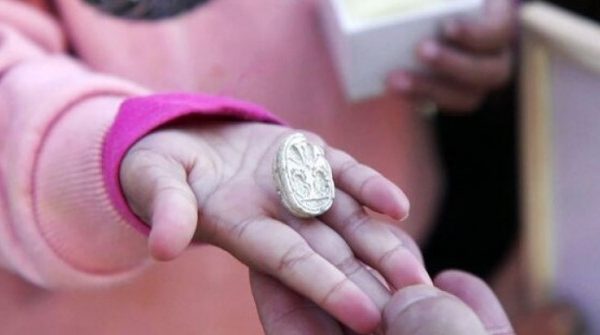 Bé gái leo núi nhặt được viên đá nhỏ, khai quật "bí mật" từ 3800 năm trước 1743900035 141 thumbnail width740height495 anh cat 3 2 auto cropjpg