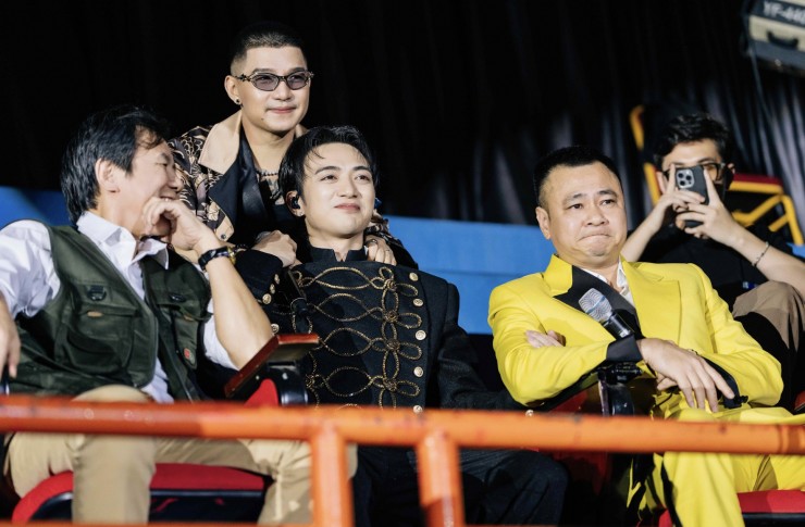 1743980775-anh-chup-man-hinh-2025-04-06-luc-494-771-width1935height1268 Soobin Hoàng Sơn ngồi giữa bố - NSND Huỳnh Tú (bên trái) và NSND Tự Long.