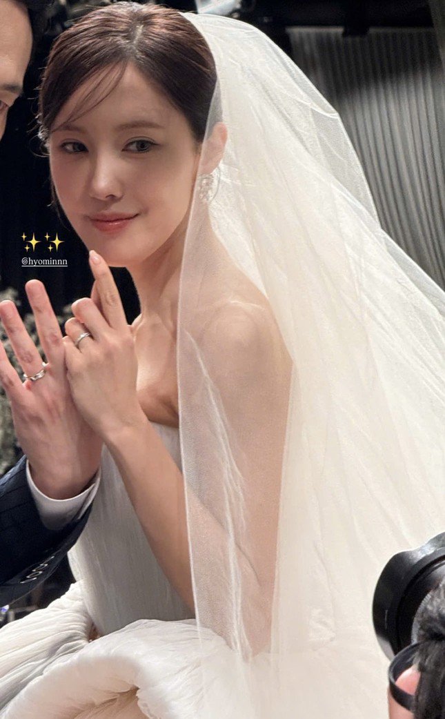 1743984882-nhan-cuoi-1-5854-6968-width645height1042 Cận nhan sắc lấp lánh của Hyomin trong ngày cưới.