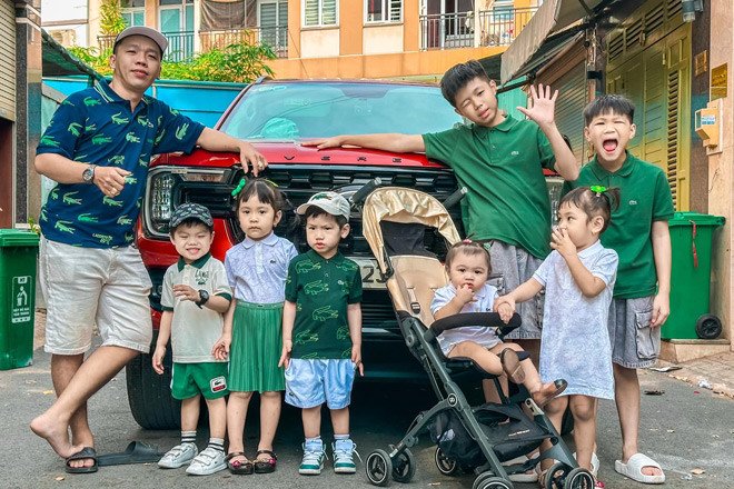 Chồng chị Ngọc luôn đồng hành cùng vợ trong việc chăm sóc các con 