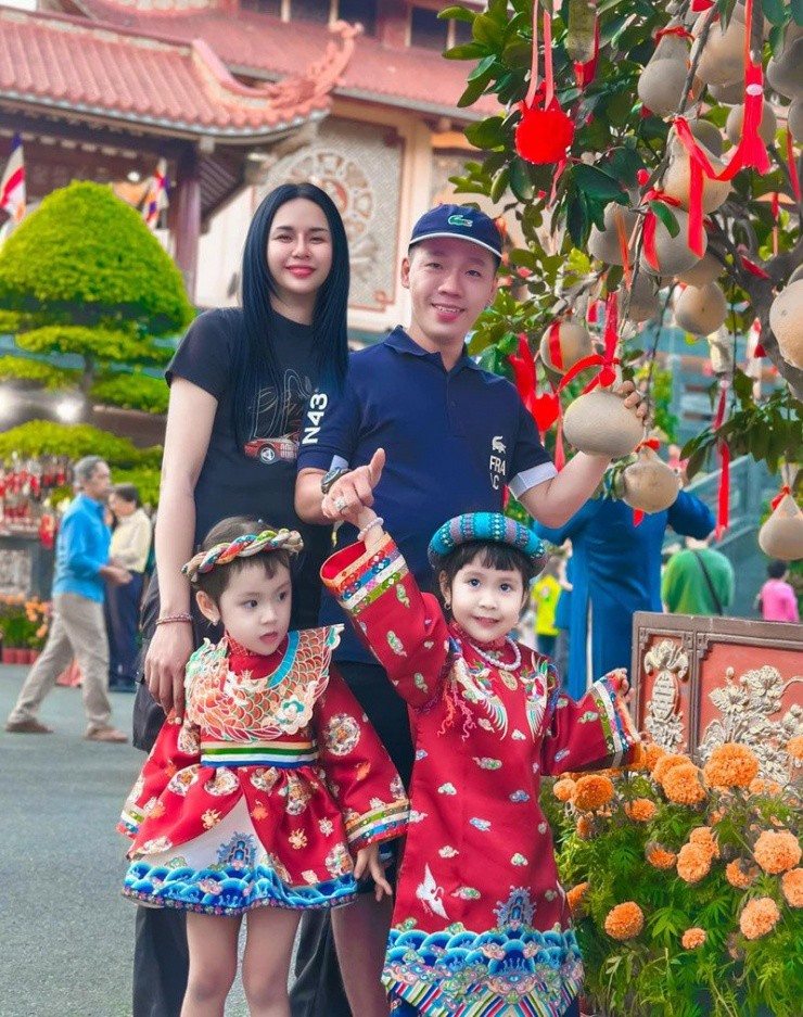 Vợ chồng chị Ngọc bên các con