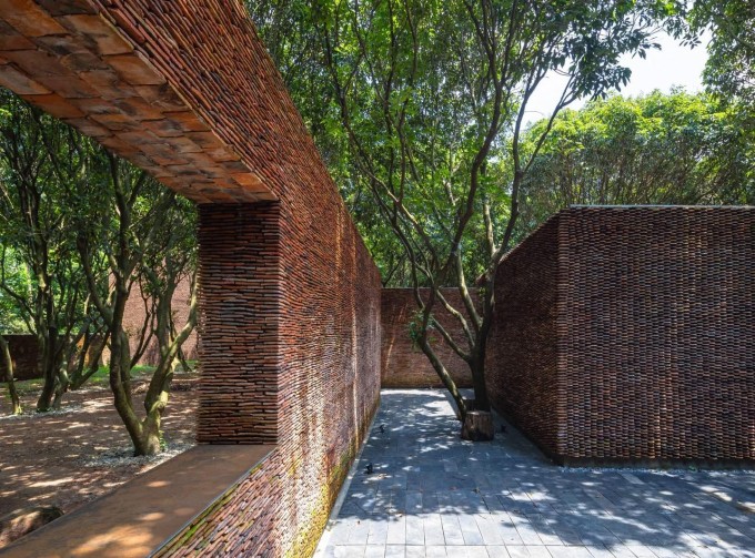 Công trình nằm giữa vườn cây ăn quả 50 năm tuổi. Khi xây dựng, kiến trúc sư và nghệ sĩ Xuân Hinh đồng nhất quan điểm không chặt phá cây mà nương theo vị trí của từng cây để xây tường, hàng rào.
