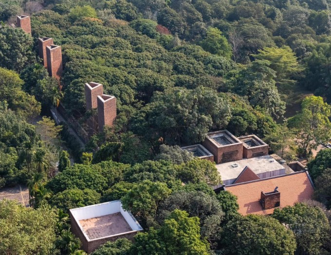 Bảo tàng đạo Mẫu của Xuân Hinh được xây dựng trên khu đất rộng 5.500 m2 ở Sóc Sơn. Nghệ sĩ nói cả đời ông được ăn lộc của Mẫu, mời hầu đồng, hát văn và biểu diễn trong các lễ hội nên muốn trả ơn trên bằng việc xây bảo tàng.