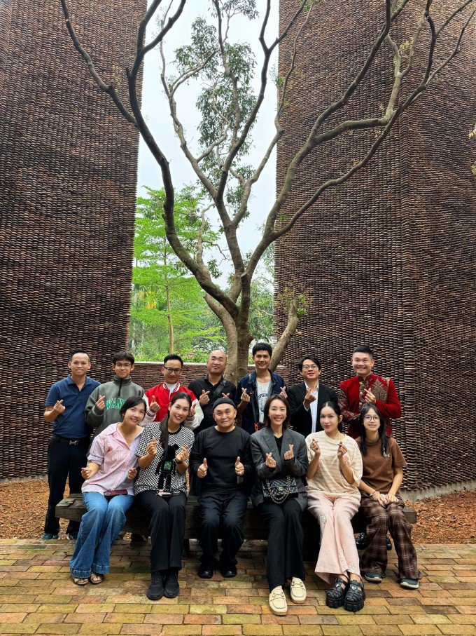 Cùng thăm bảo tàng đạo Mẫu của nghệ sĩ Xuân Hinh còn có diễn viên Khả Như (ngồi, thứ hai từ phải qua), rapper Đinh Tiến Đạt (áo khoác đỏ), gia đình diễn viên Hà Hương