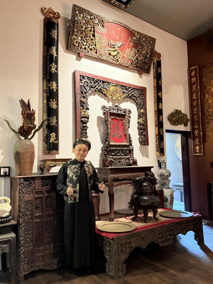 Bên cạnh đó là một thư viện, lưu giữ sách về hát văn, hầu đồng, quan họ, nhiều bức tranh cổ, liên quan các loại hình nghệ thuật dân gian.