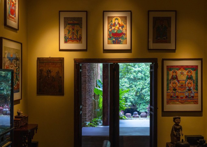 Phòng trưng bày có nhiều bức tranh liên quan đạo Mẫu, hoành phi câu đối, khăn áo, chiếu nằm thời xưa.