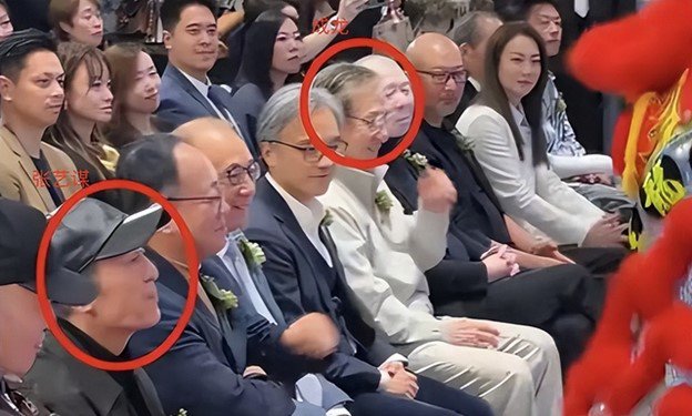 Thành Long chọn một chỗ ngồi bên rìa, ít thu hút sự chú ý.