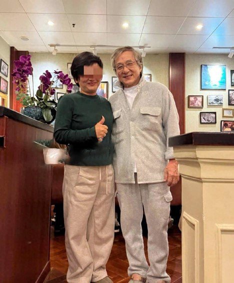 Mái tóc bạc trắng của Thành Long khiến nhiều người giật mình. Ảnh: Weibo.