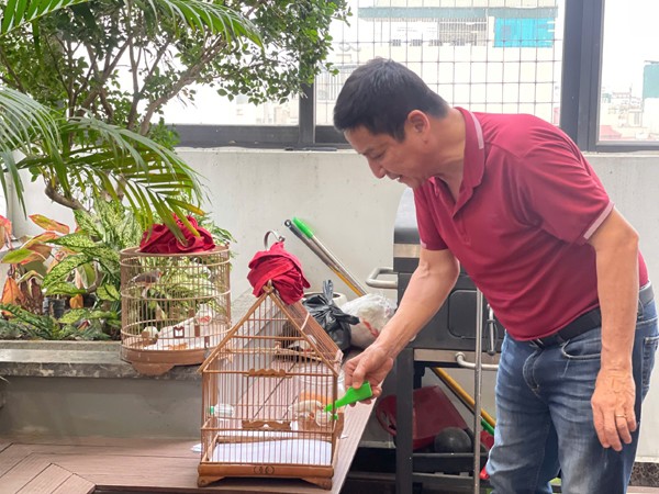 Nam nghệ sĩ gạo cội có sở thích chơi chim cảnh. Anh tiết lộ thú chơi này vừa vui mà vẫn vừa tiền. Ảnh: Ngọc Mai