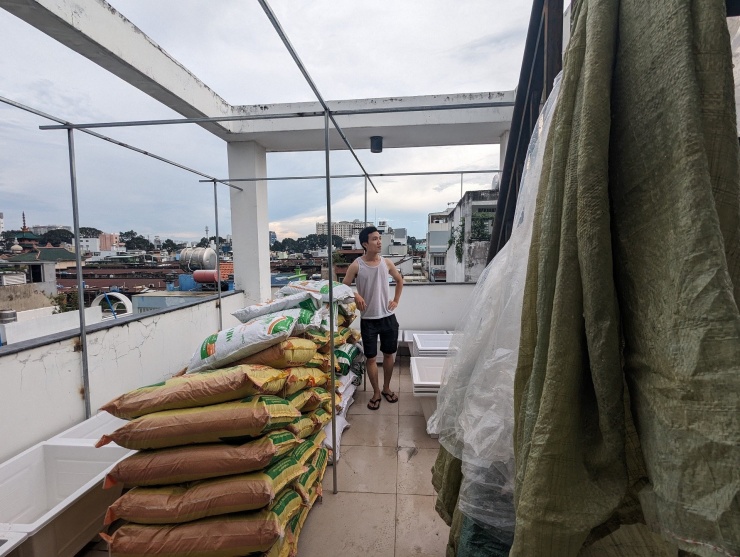 Anh Trí mất khá nhiều thời gian để khuân vác đất, phân bón, vật tư lên sân thượng