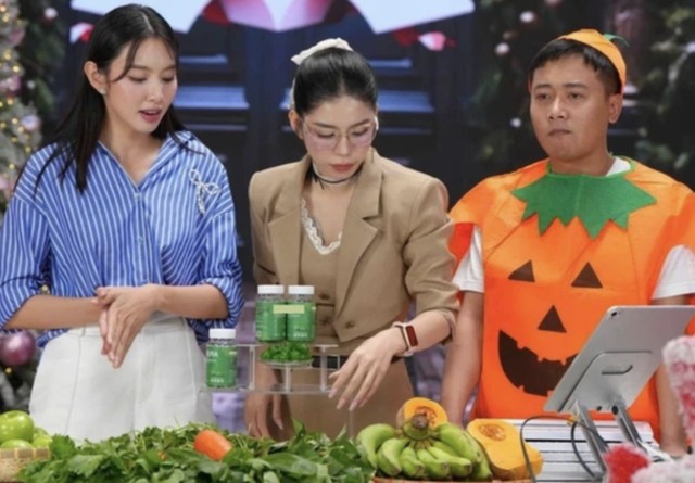 Bộ ba hoa hậu Thùy Tiênn, Hằng Du Mục, Quang Linh trong phiên livestream bán kẹo giả