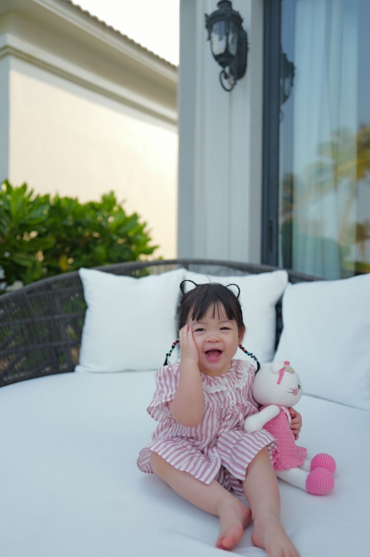 Tiểu thư hào môn tên Tuệ An, biệt danh Titi, chào đời hồi tháng 7/2023. Cô nhóc thường thu hút chú ý nhờ vẻ ngoài bụ bẫm, cặp má bánh bao đáng yêu và nhiều biểu cảm hài hước.