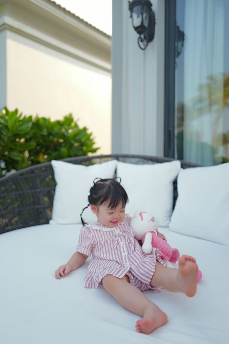 Hiện chưa đầy hai tuổi, Titi được khen nói khá sõi, phản ứng nhanh nhạy khi trò chuyện cùng người lớn. Đây là kết quả từ phương pháp dạy khoa học mà Đỗ Mỹ Linh áp dụng, gồm tiếp xúc ngôn ngữ, xem sách tranh, hỏi - đáp, ghi nhớ flashcard...