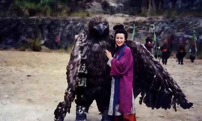 Diễn viên Ngụy Thu Hoa (vai Hoàng Dung) tạo dáng bên thần điêu. Ảnh: Baidu