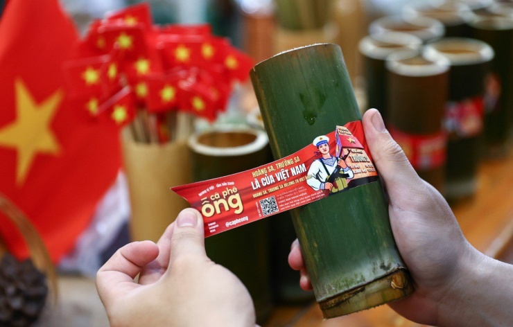 Giới trẻ nô nức check-in các địa điểm rực rỡ cờ hoa dịp 30/4 - 3