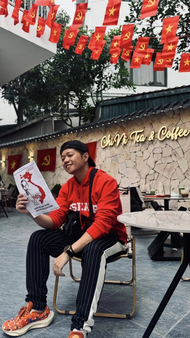 Giới trẻ nô nức check-in các địa điểm rực rỡ cờ hoa dịp 30/4 - 2