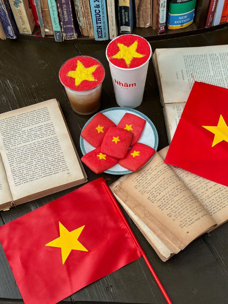 Giới trẻ nô nức check-in các địa điểm rực rỡ cờ hoa dịp 30/4 - 5