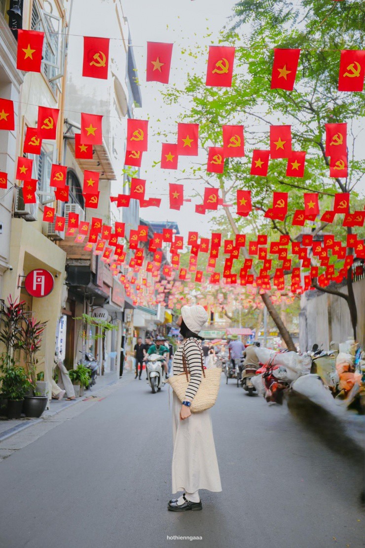 Giới trẻ nô nức check-in các địa điểm rực rỡ cờ hoa dịp 30/4 - 9