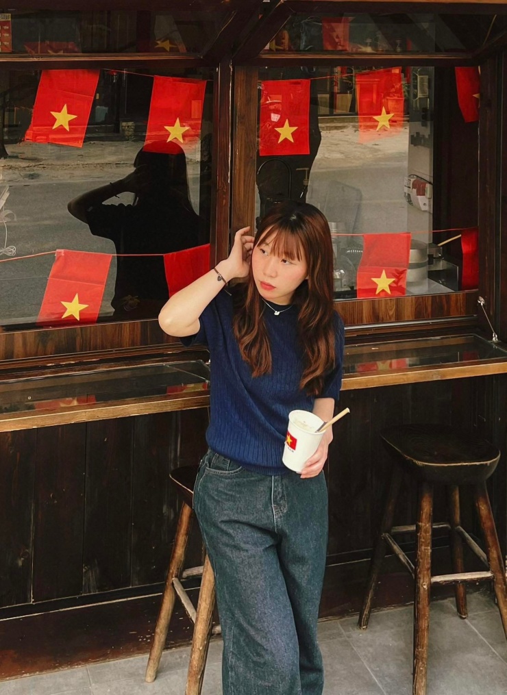 Giới trẻ nô nức check-in các địa điểm rực rỡ cờ hoa dịp 30/4 - 11