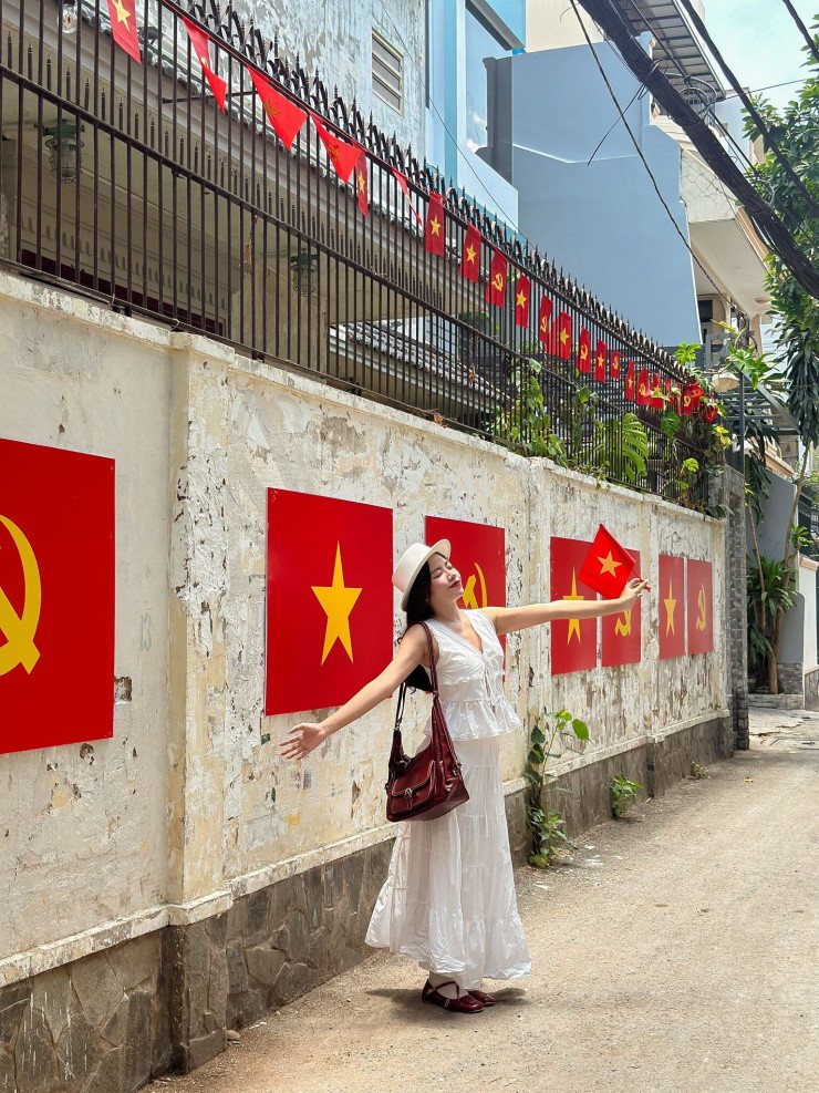 Giới trẻ nô nức check-in các địa điểm rực rỡ cờ hoa dịp 30/4 - 12