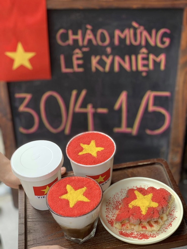 Giới trẻ nô nức check-in các địa điểm rực rỡ cờ hoa dịp 30/4 - 10