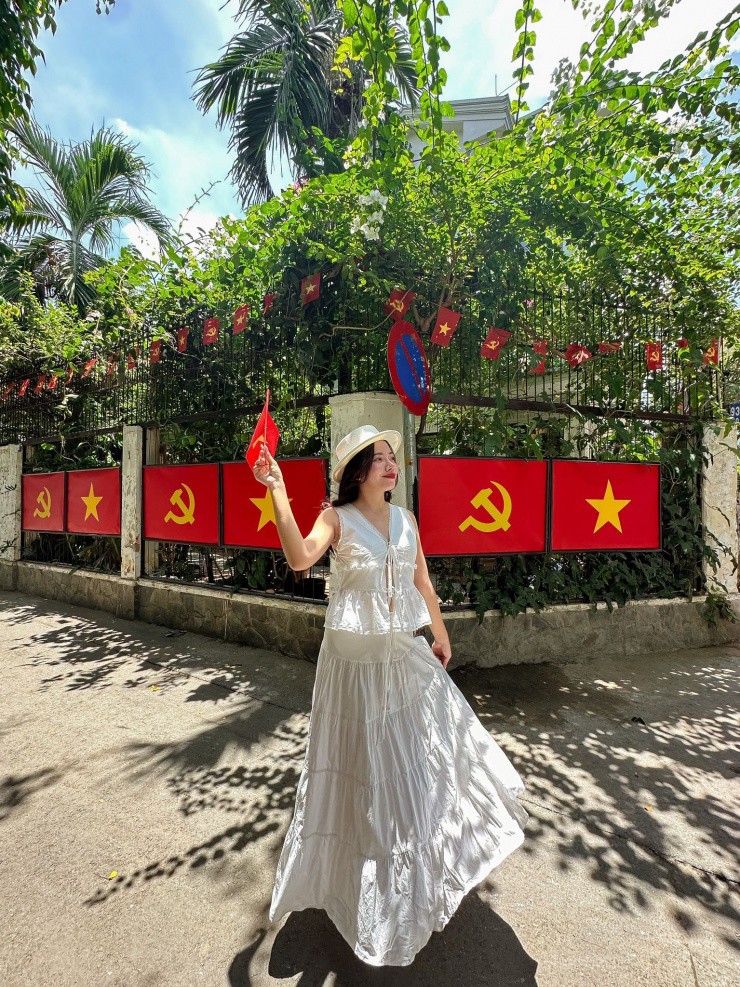 Giới trẻ nô nức check-in các địa điểm rực rỡ cờ hoa dịp 30/4 - 13