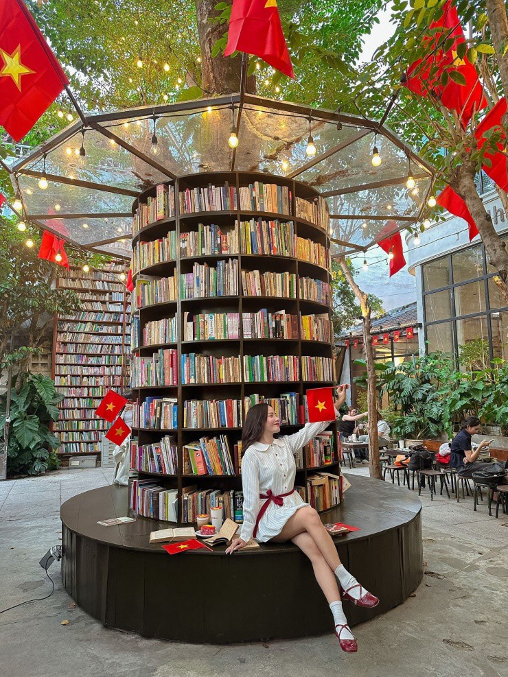 Giới trẻ nô nức check-in các địa điểm rực rỡ cờ hoa dịp 30/4 - 14