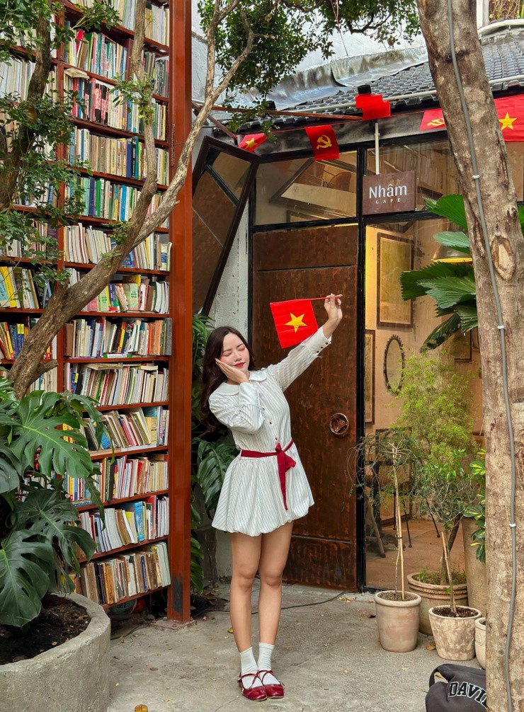 Giới trẻ nô nức check-in các địa điểm rực rỡ cờ hoa dịp 30/4 - 16