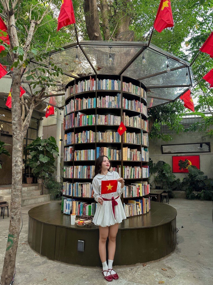 Giới trẻ nô nức check-in các địa điểm rực rỡ cờ hoa dịp 30/4 - 15