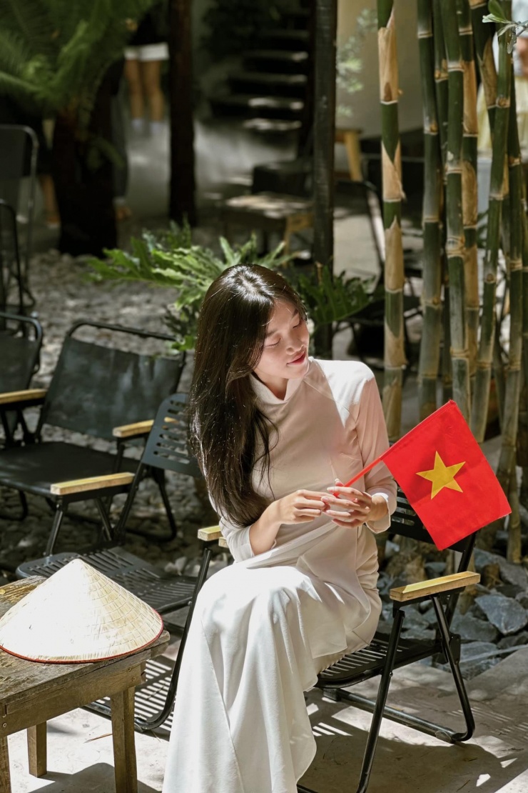 Giới trẻ nô nức check-in các địa điểm rực rỡ cờ hoa dịp 30/4 - 19