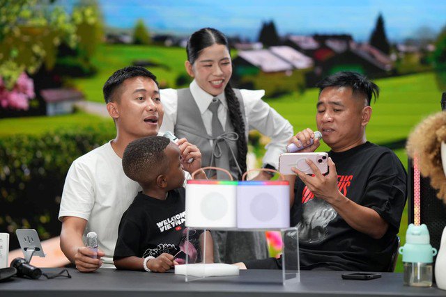 Quang Linh Vlogs hoạt động kinh doanh bán hàng online, kết hợp với Hằng Du mục.