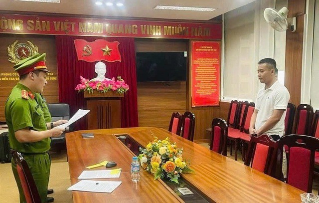 Cơ quan điều tra thực hiện các quyết định tố tụng với Phạm Quang Linh, tức Quang Linh Vlogs. Ảnh: CAHCM