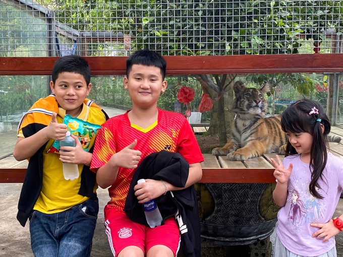 3 em nhỏ cùng gia đình ở Đà Nẵng đến thăm hồ con tên Ngao trong khu du lịch ở Nghệ An chiều 6/4. Ảnh: Hà Phương