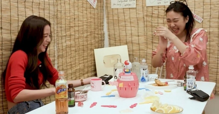 1744256454-lee-young-ji-bp-jisoo-4563-7100-width1024height534 Một cảnh show Not Much Prepared của Lee Young Ji, có sự góp mặt của Jisoo (bên trái) với tư cách là khách mời.