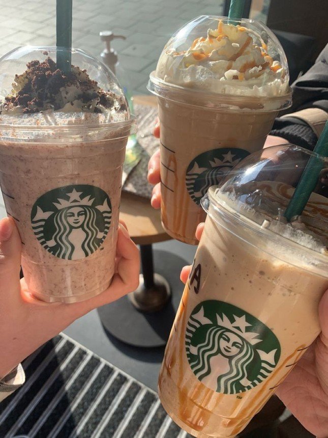 Việc lựa chọn ly trà sữa đắt đỏ không phải lãng phí mà là sự thay đổi trong cách tiếp cận giá trị của người trẻ. Ảnh: Eri