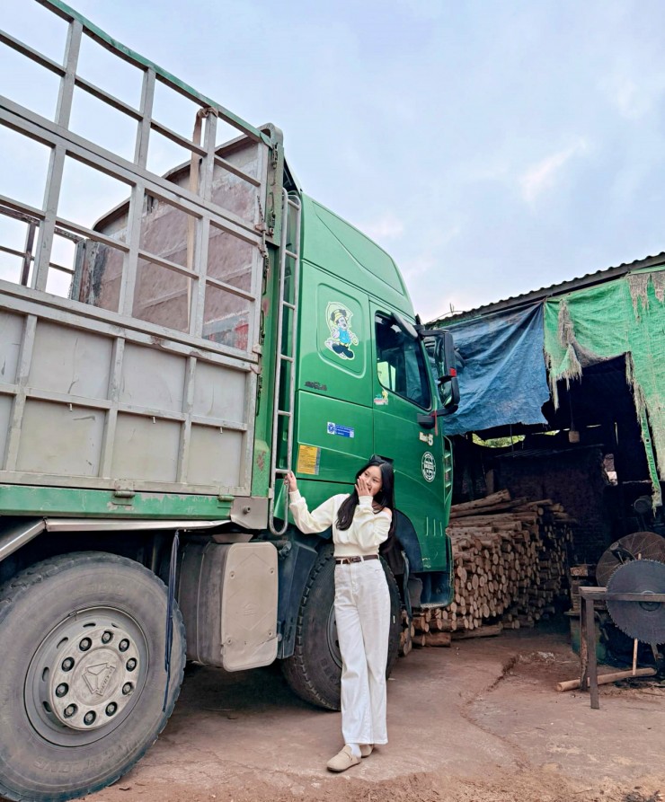 Ngoài máy xúc, Hậu còn lái xe tải lớn để chở gỗ bóc cho gia đình